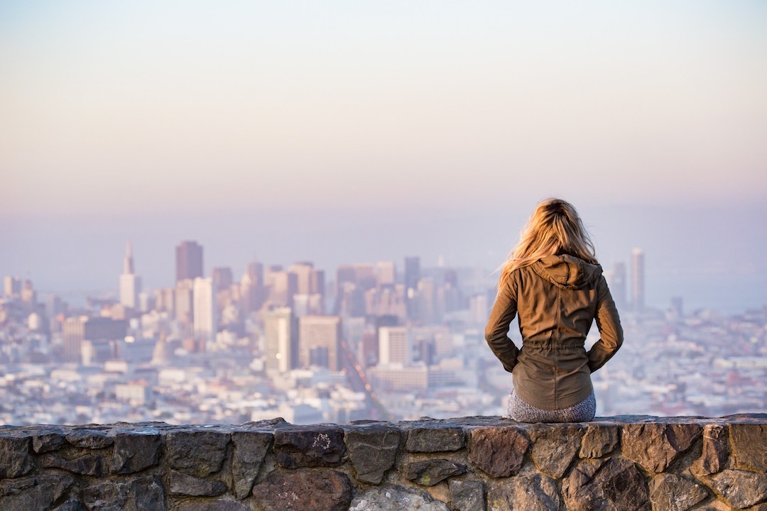 Dama frente a una ciudad - foto: adventure-architecture-bay de Pexels
