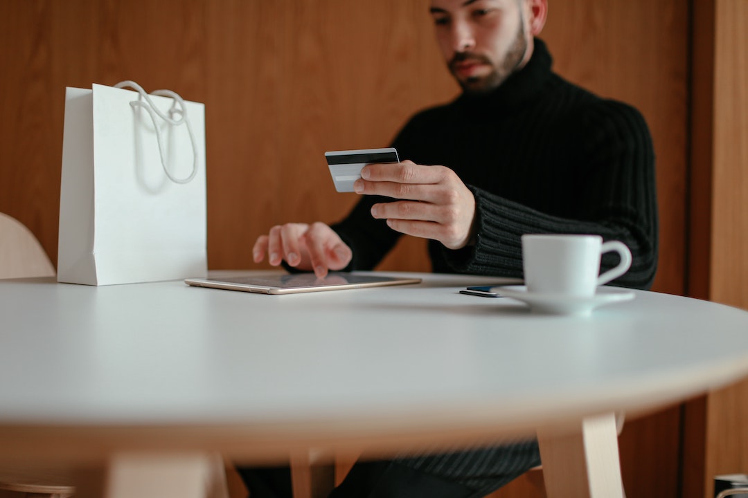 Hombre con tablet y tarjeta de crédito - Foto de Cup of Couple de Pexels