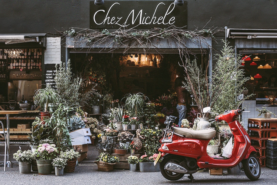 Scooter frente a una floristería durante las vacaciones - Foto de Daria Shevtsova de Pexels