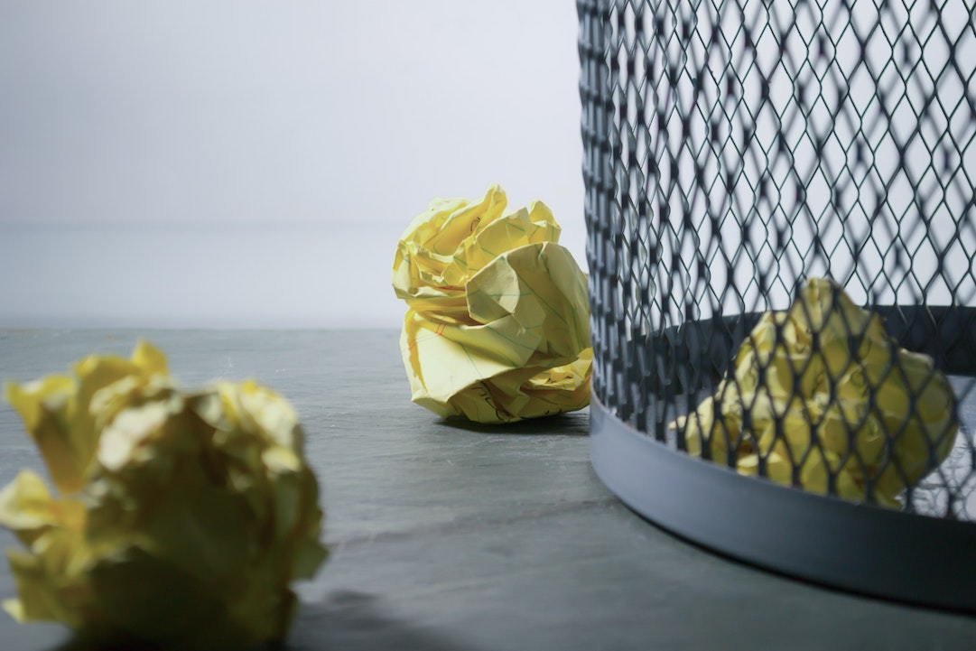 Cubo de basura con papeles - Foto Steve Johnson en Pexels