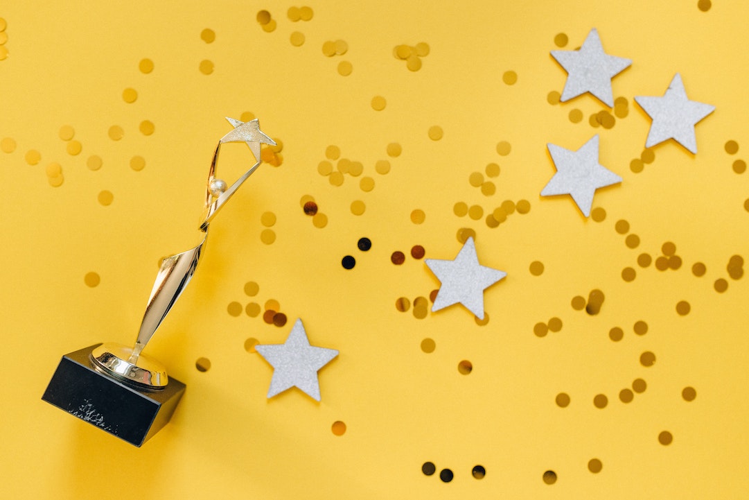 Trofeo con estrellas para celebrar una buena reputación. Foto Nataliya Vaitkevich - Pexels