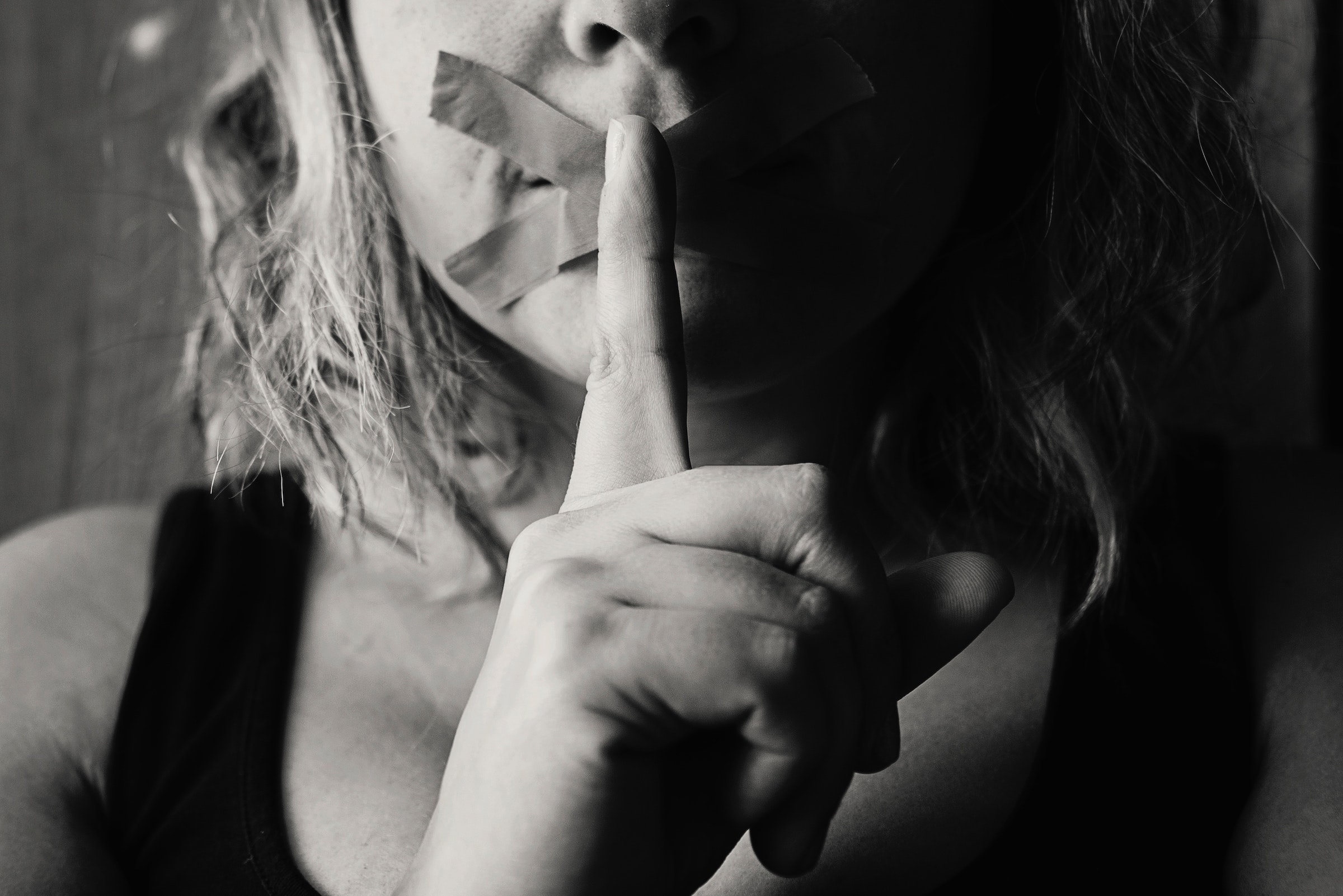 Sin respuesta: boca cerrada con cinta adhesiva - Foto de Kat Smith - Pexels