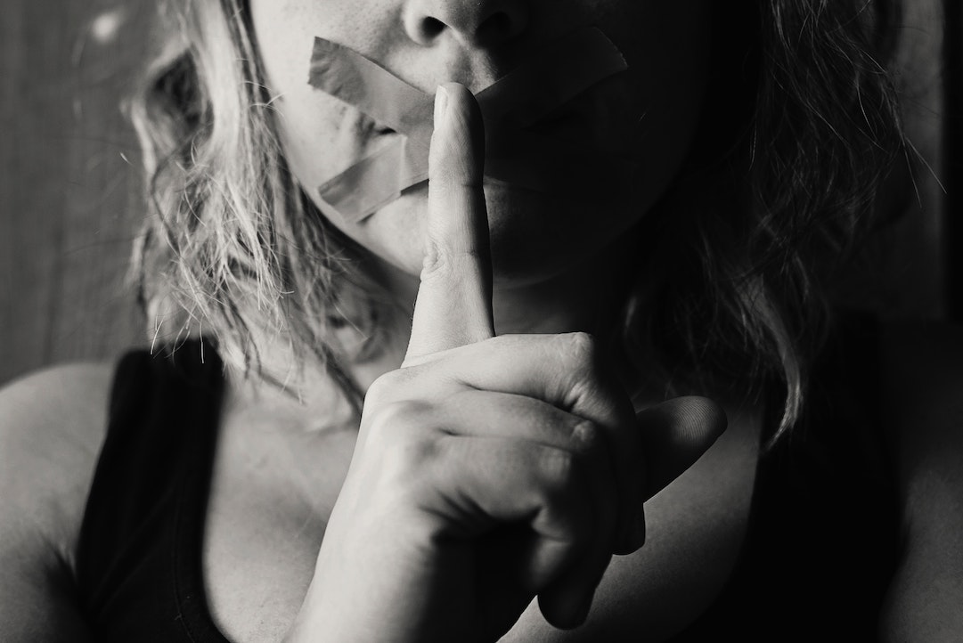 Sin respuesta: boca cerrada con cinta adhesiva - Foto de Kat Smith - Pexels