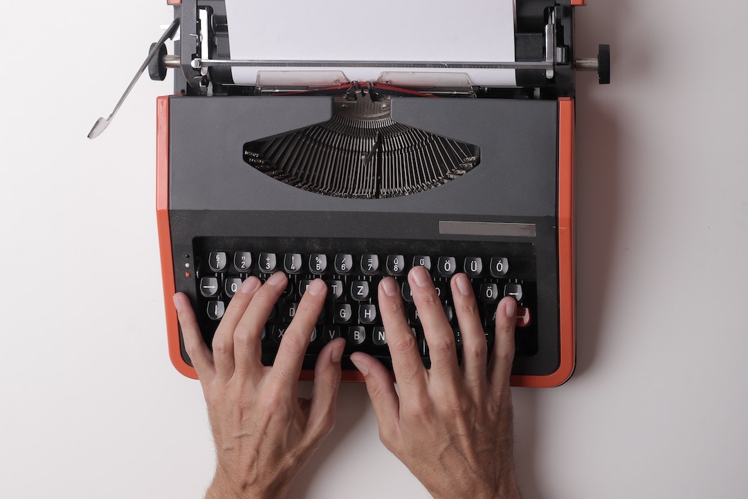 contenido del correo electrónico - manos en una máquina de escribir roja - Foto de Andrea Piacquadio - Pexels