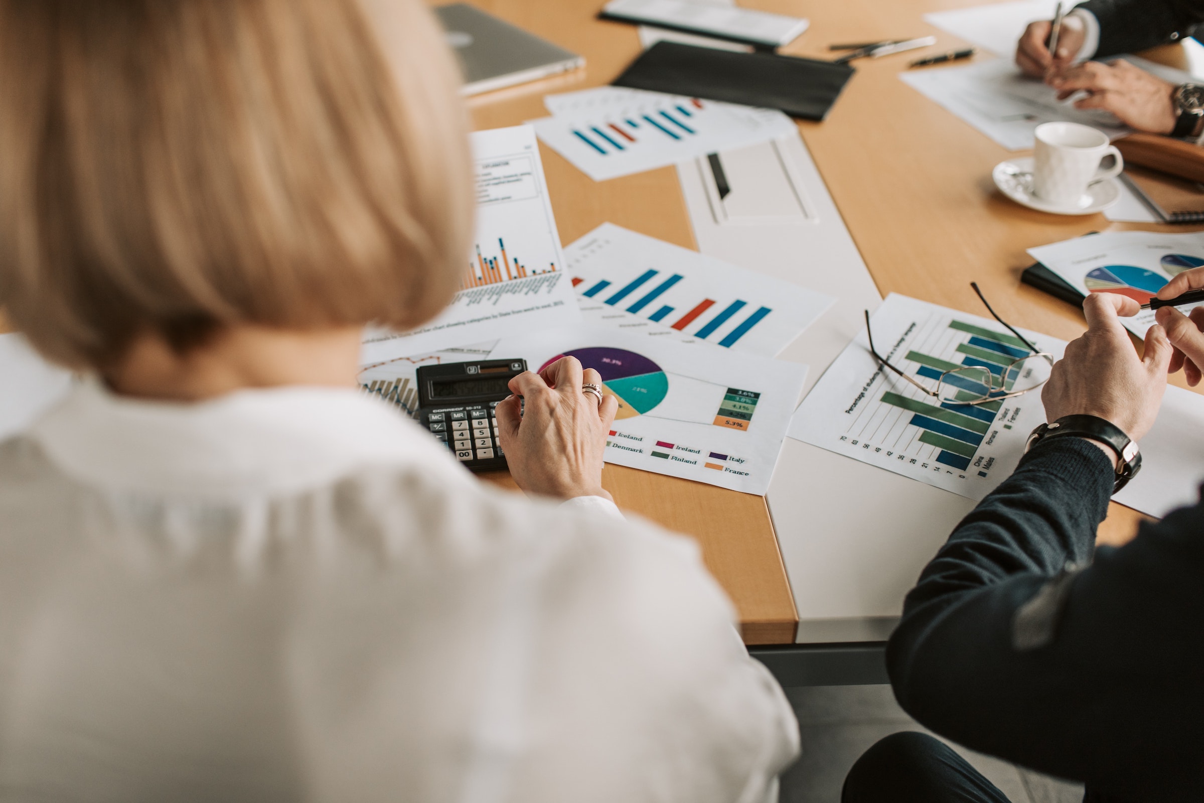 Agencias frente al gráfico de ventas - Foto de Vlada Karpovich - Pexels