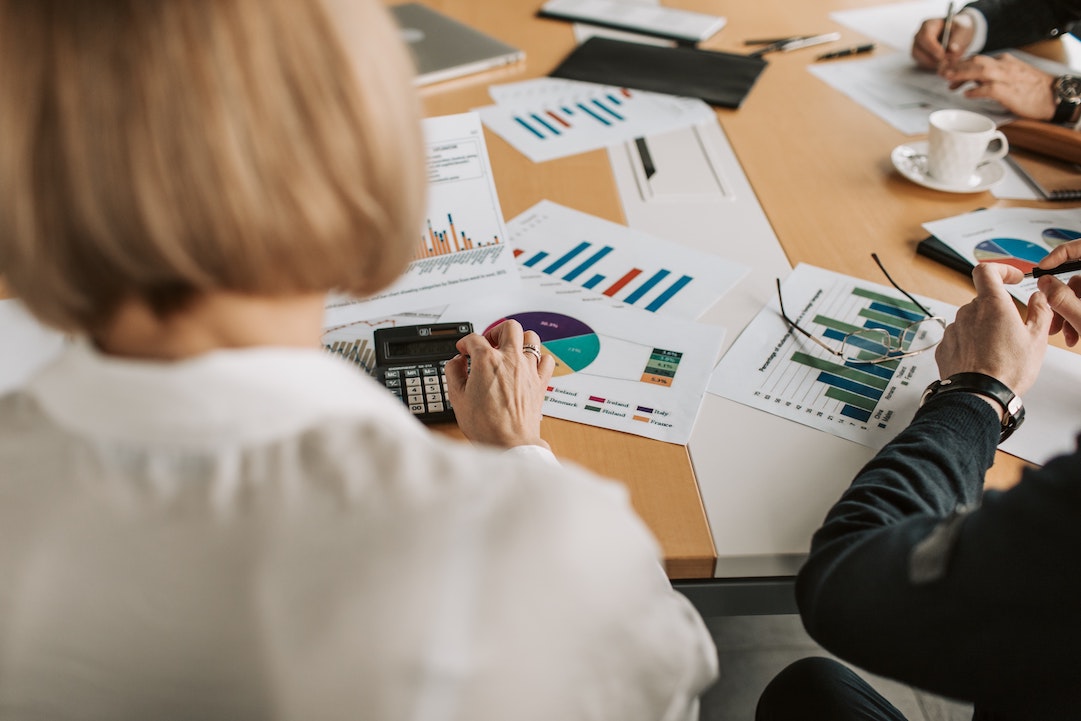 Agencias frente al gráfico de ventas - Foto de Vlada Karpovich - Pexels