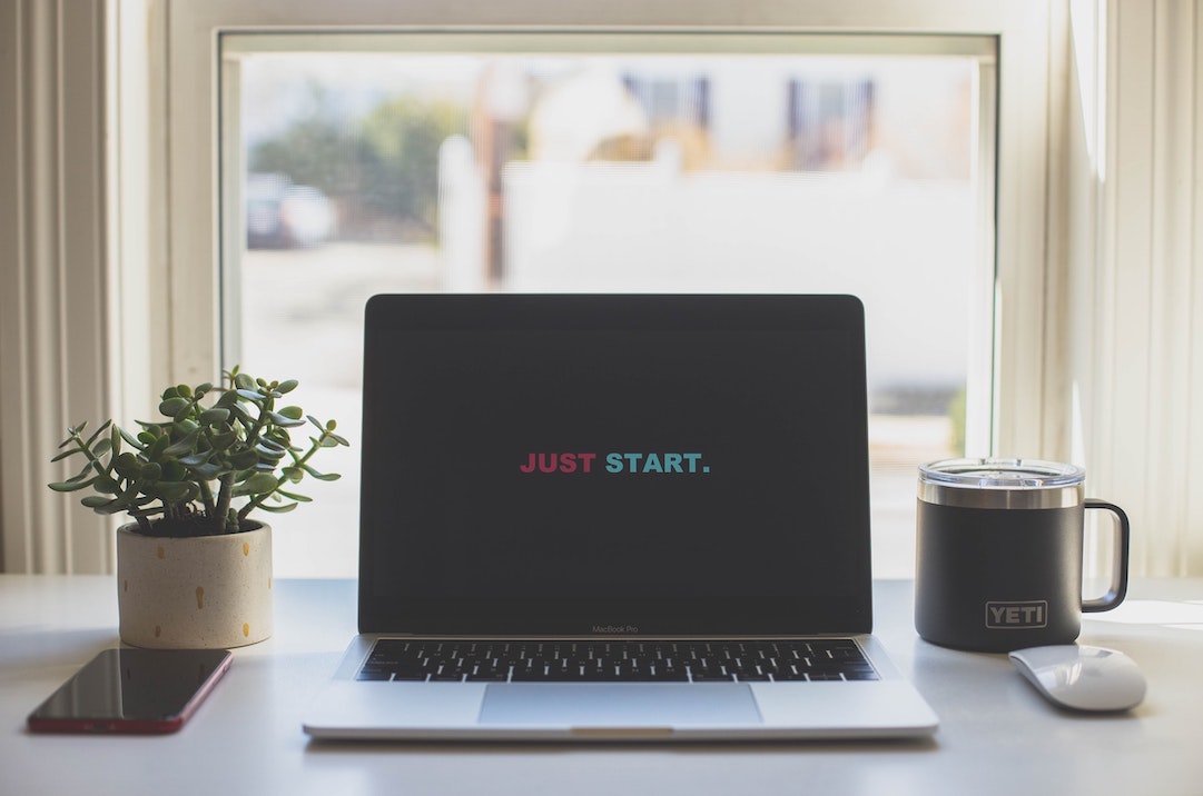 Imagen de una pantalla de ordenador que dice Just Start