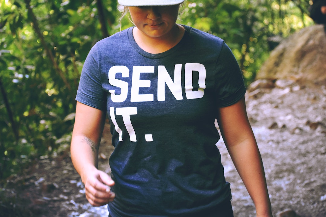 7 maneras probadas - Foto de una mujer con una camiseta de Send email - Foto de Drew Farwell en Unsplash