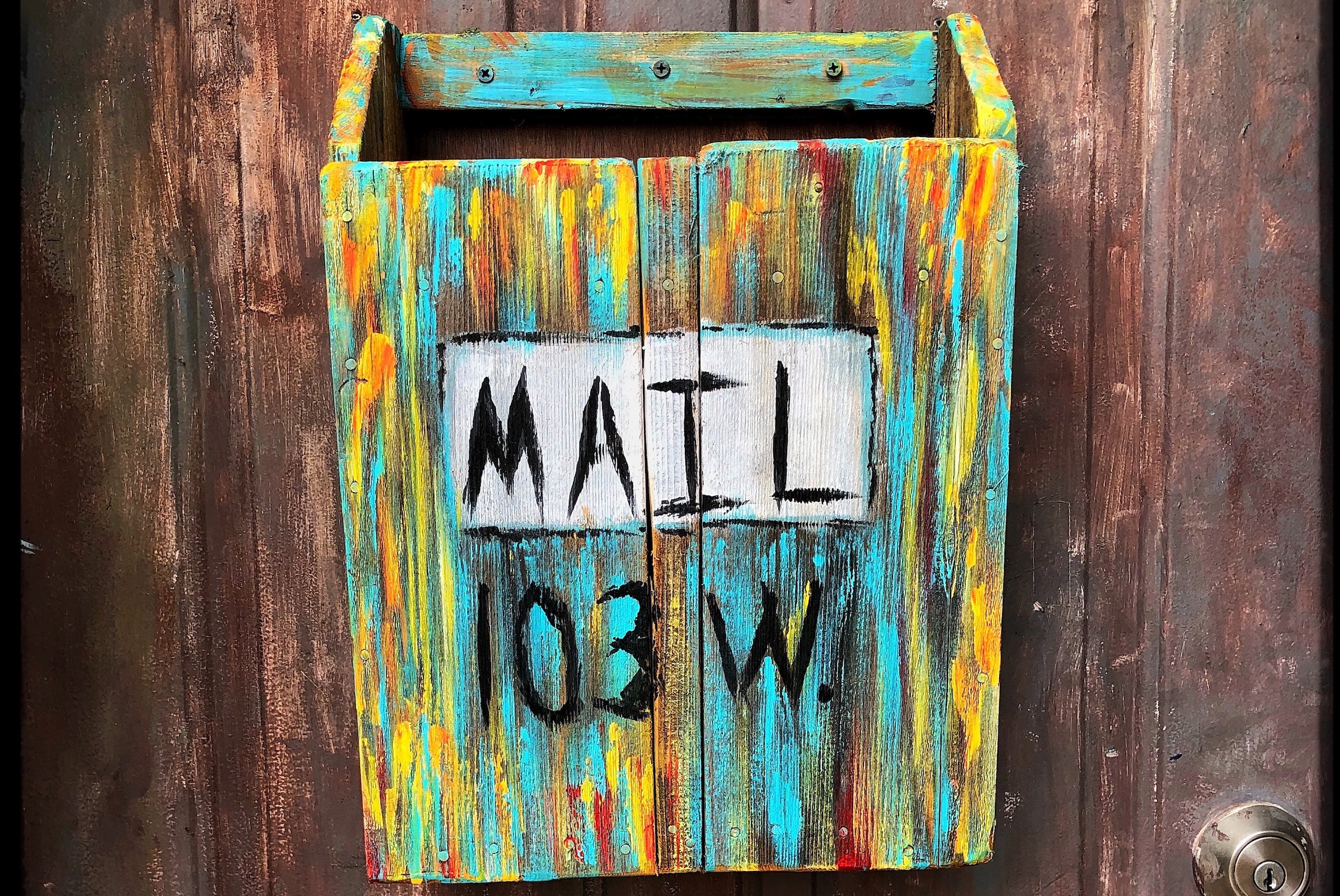 Maibox de colores en una puerta - Foto Carlos J. Cuadros - Pexels