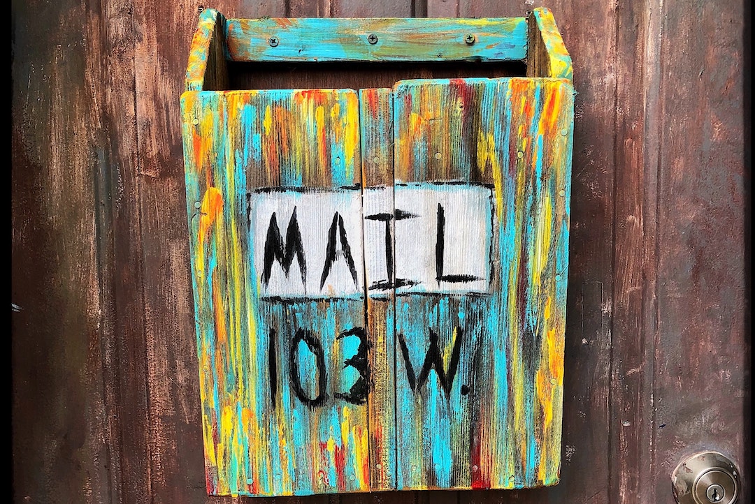 Maibox de colores en una puerta - Foto Carlos J. Cuadros - Pexels