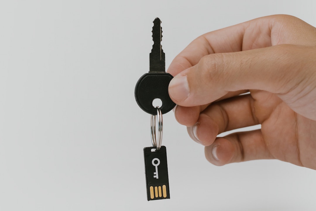 Foto de una llave USB vinculada a una llave - Foto Cottonbro en Pexels