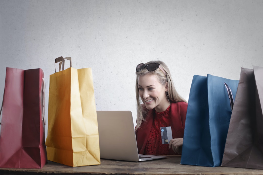Foto de una mujer comprando productos en línea - foto de Andrea Piacquadio - Pexels