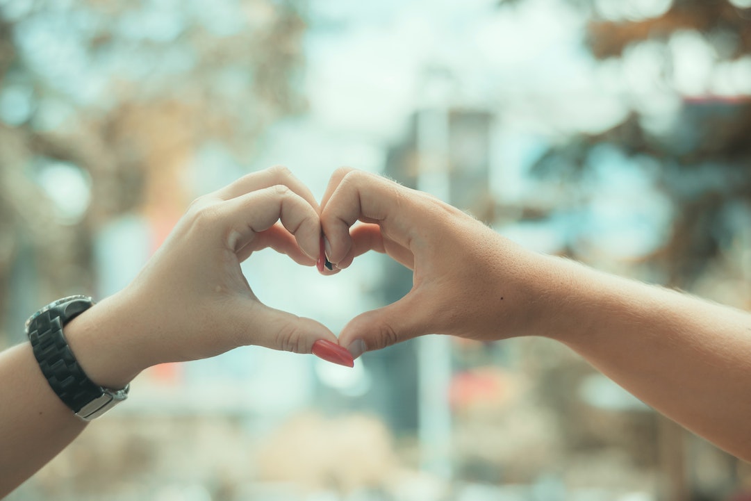 Foto de manos uniéndose en señal de corazón. Foto de Nothing Ahead en Pexels