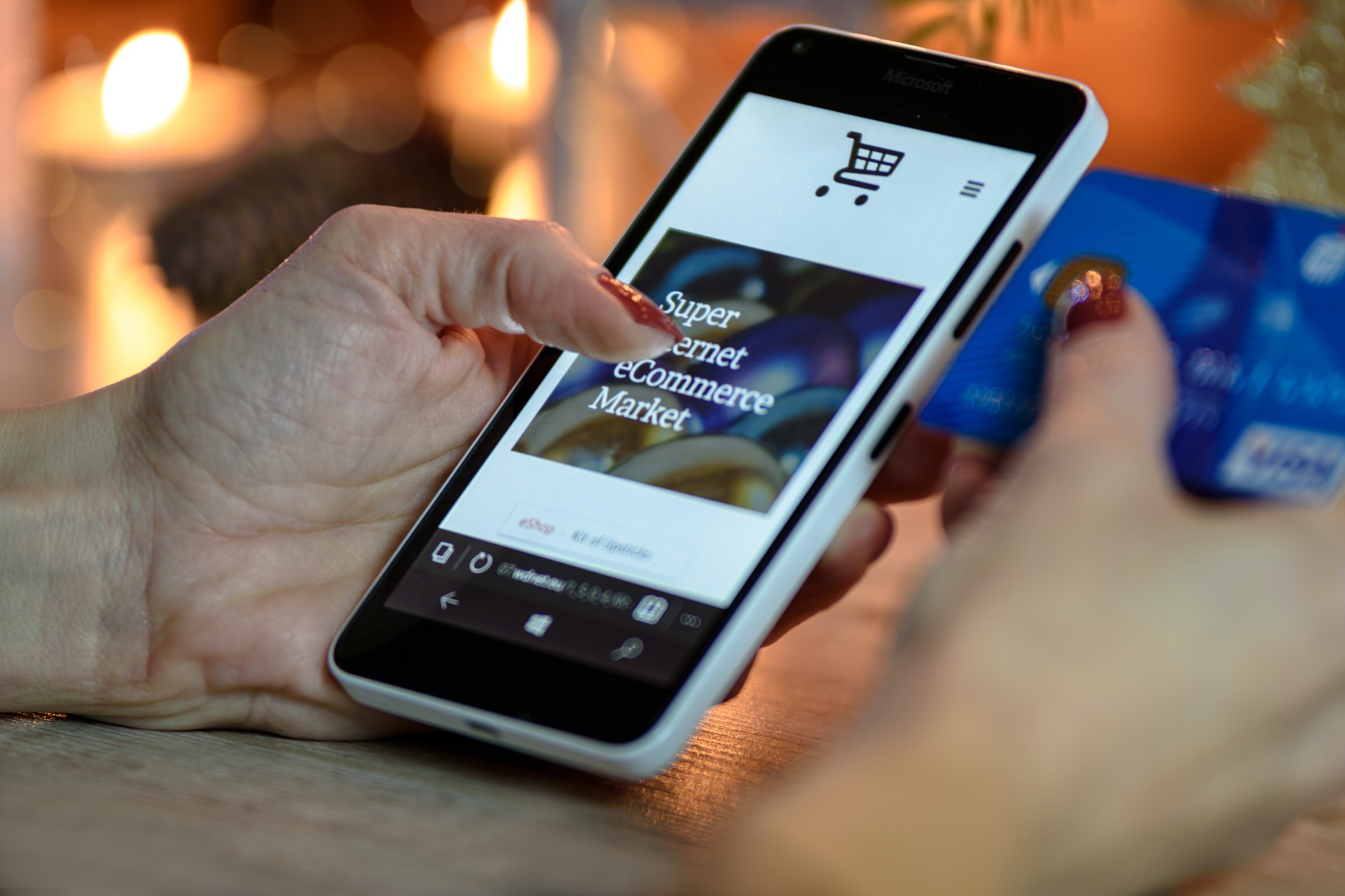 Un pulgar en un sitio web de comercio electrónico en un teléfono - correos electrónicos de ventas convincentes