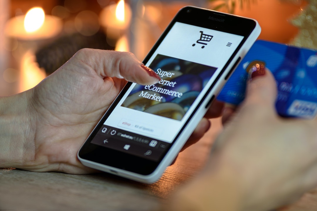 Un pulgar en un sitio web de comercio electrónico en un teléfono - correos electrónicos de ventas convincentes