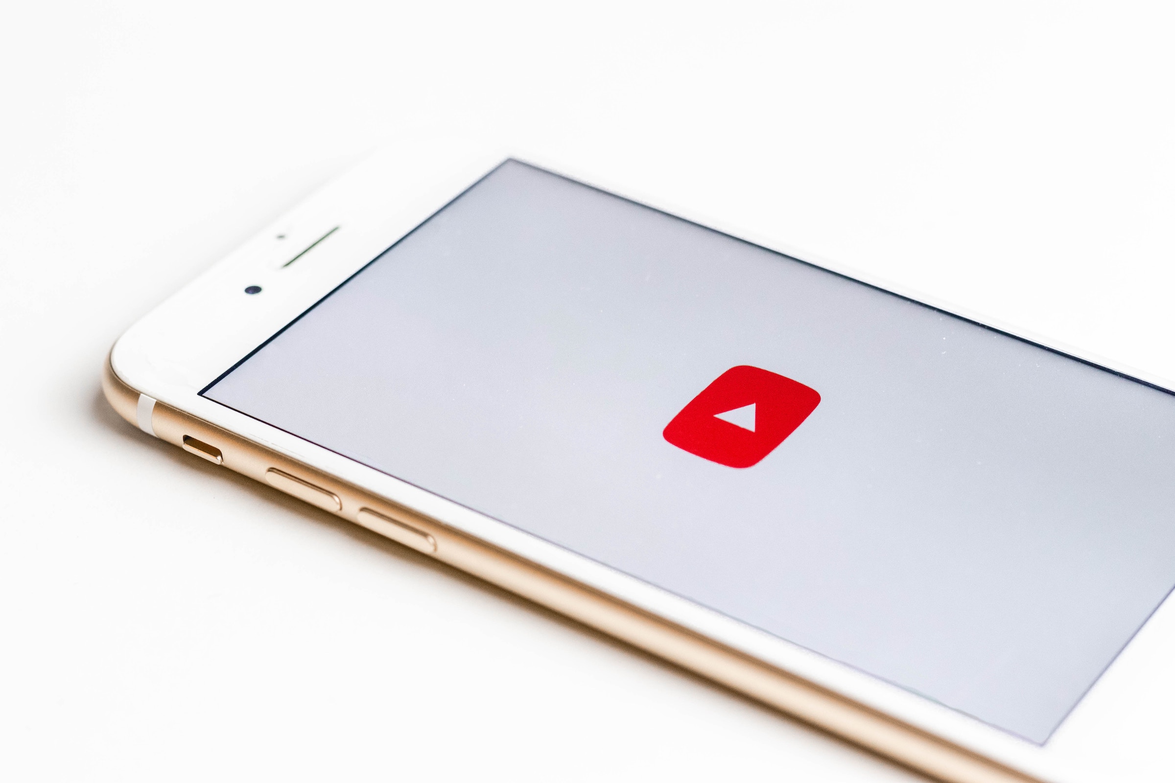 Foto del icono de Youtube en la pantalla de un teléfono - Foto de Sara Kurfeß - Unsplash