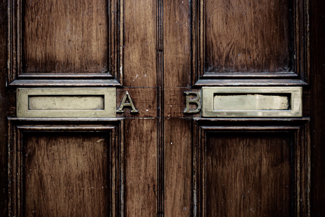 Buzón A y buzón B lado a lado - Foto de Jason Dent en Unsplash