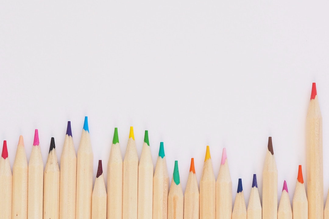 Una hilera de lápices de colores sobre fondo blanco - Foto de Jess Bailey Designs - Pexels