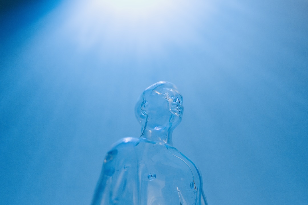 alguien en plástico transparente - Photo bu Tara Winstead Pexels