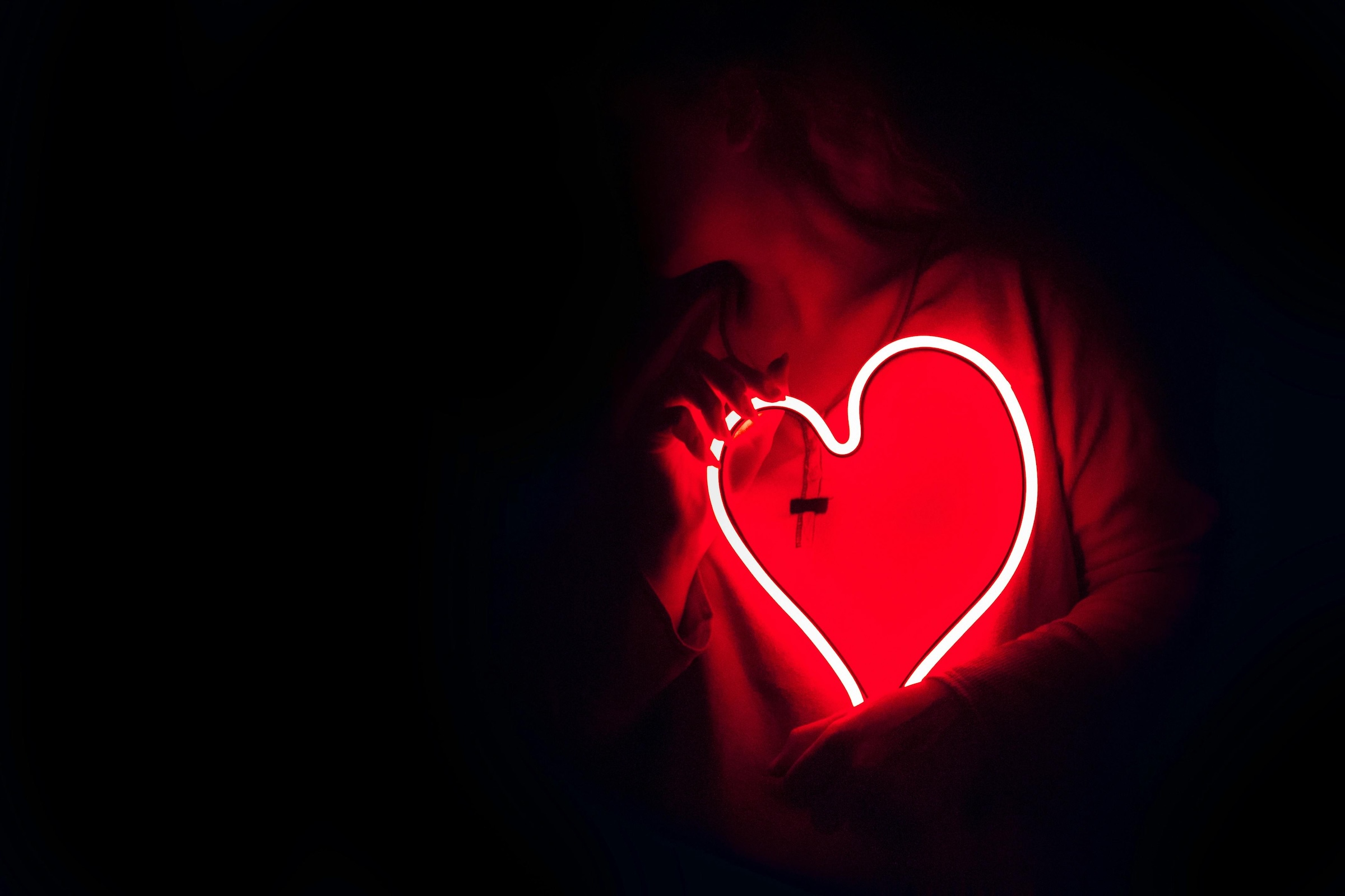 Alguien con un corazón de neón en las manos - foto de Designecologist - Pexels