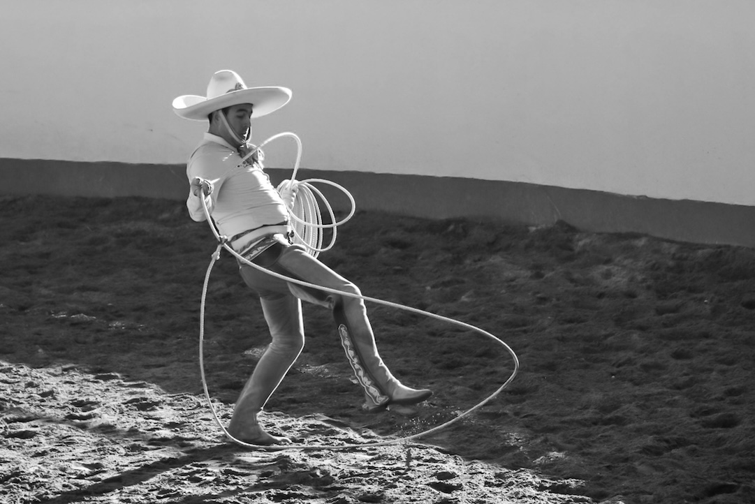 Hombre con un lazo - Foto de Anya Juárez Tenorio - Pexels