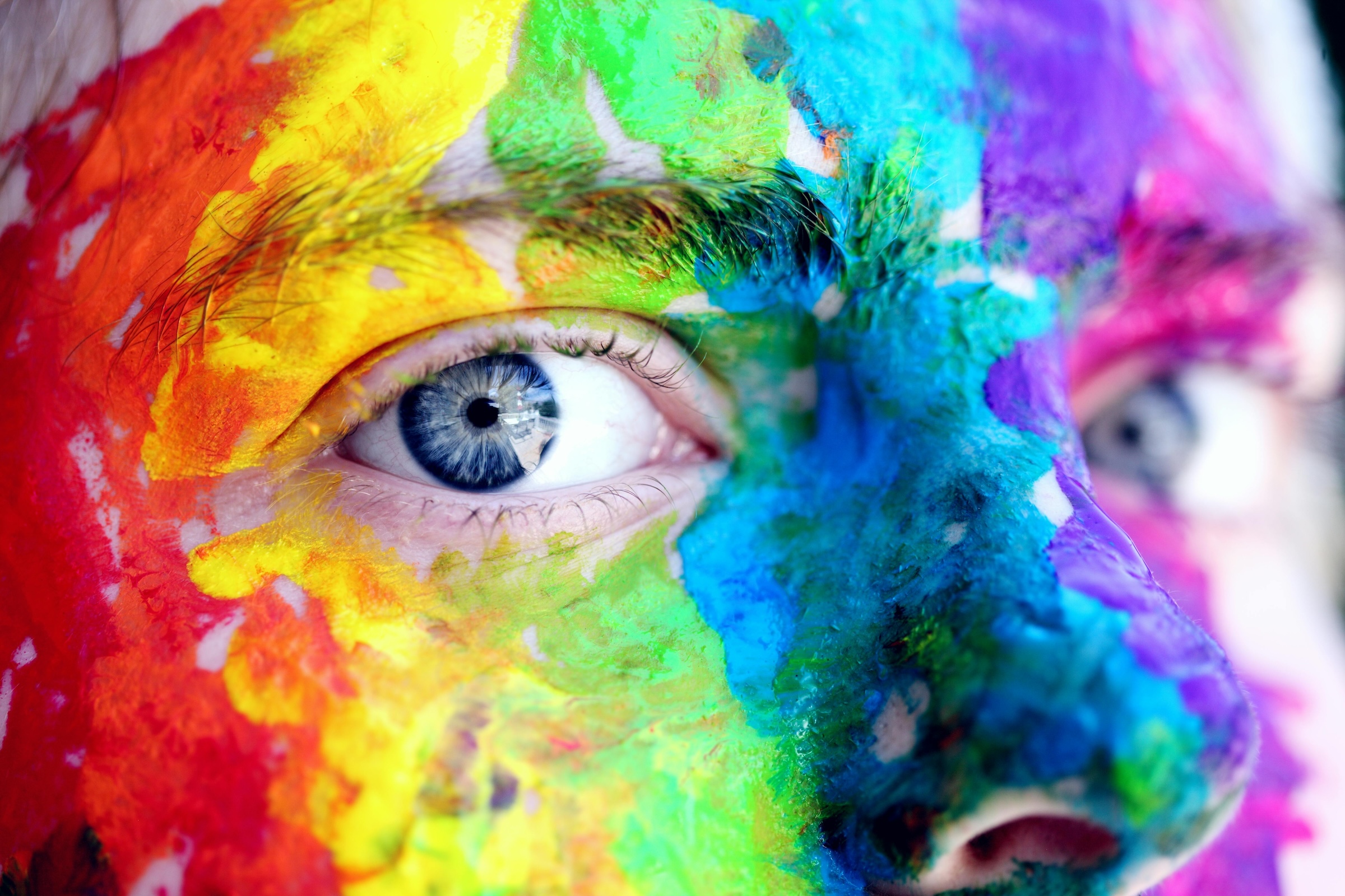 Cara pintada con colores - Foto de Alexander Grey - Pexels