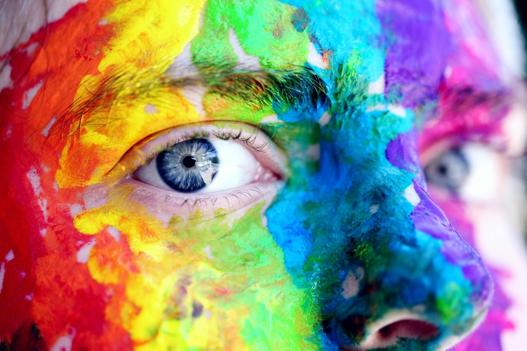 Cara pintada con colores - Foto de Alexander Grey - Pexels