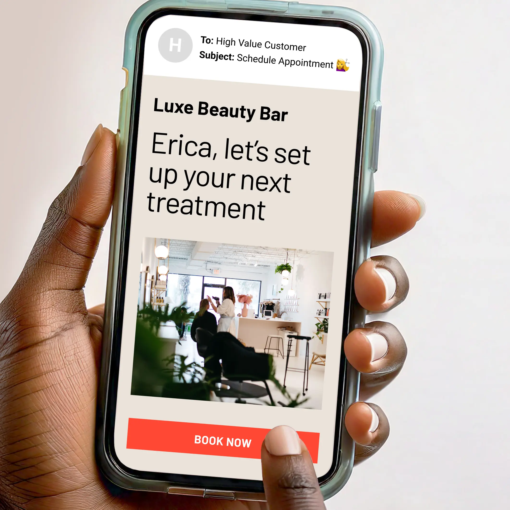Un correo para los salones de belleza mostrado en un teléfono.